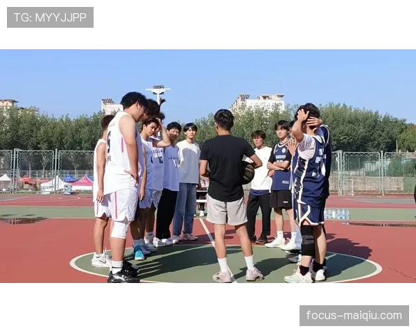 什么是篮球比赛中的脚踢球违例？规则如何界定？